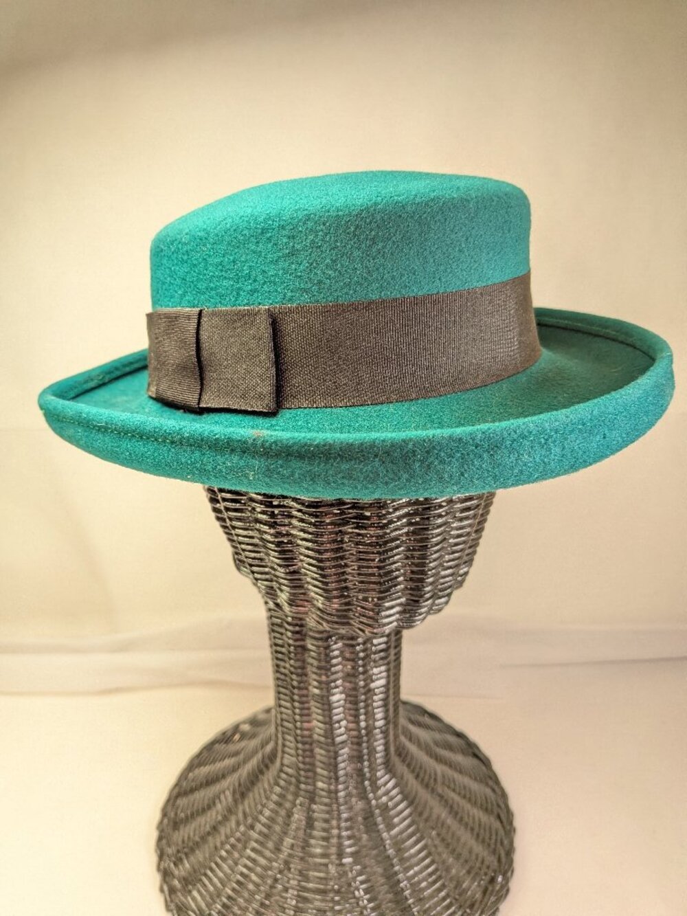 Vintage 50s/ 60s Wool Felt Boater Derby Hat Kelly Green Rolled Brim 21 Inch USA